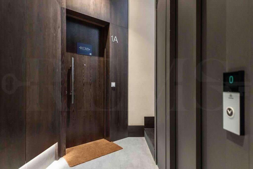Eclectic & Elegant Apartment By Rems Malaga Bagian luar foto